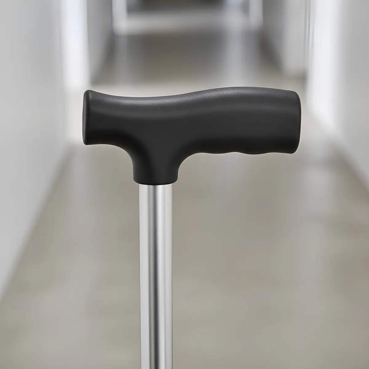 Bastón Ajustable Deltabuy Puño Alemán 4 Apoyos Aluminio Plateado